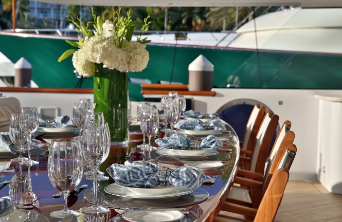 Elegant al fresco table setting