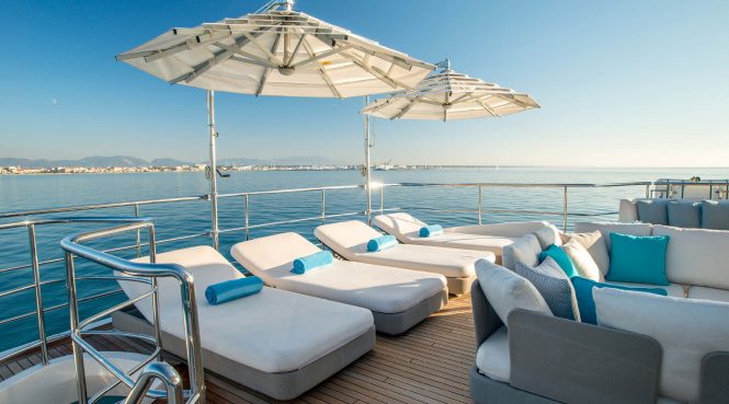 Spacious sun deck