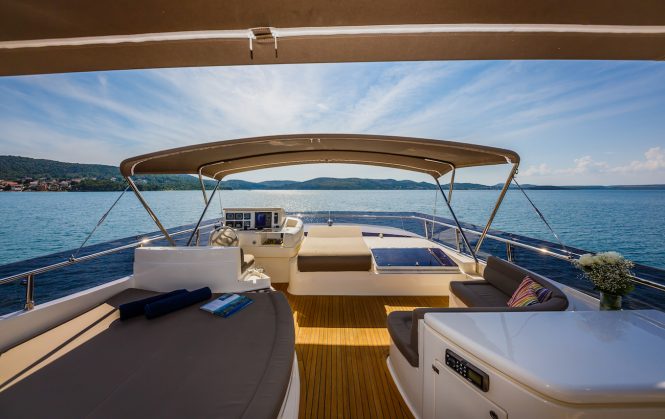 Flybridge with sunbathing area