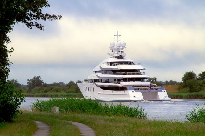 Madsummer leaving the yard - Photo © Andreas Jens