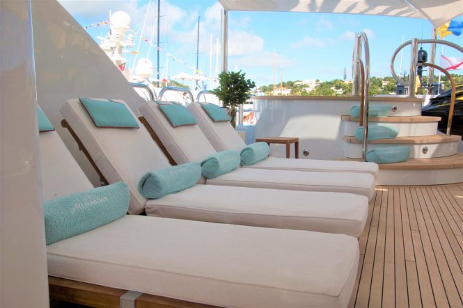 Sunbathing area and Jacuzzi