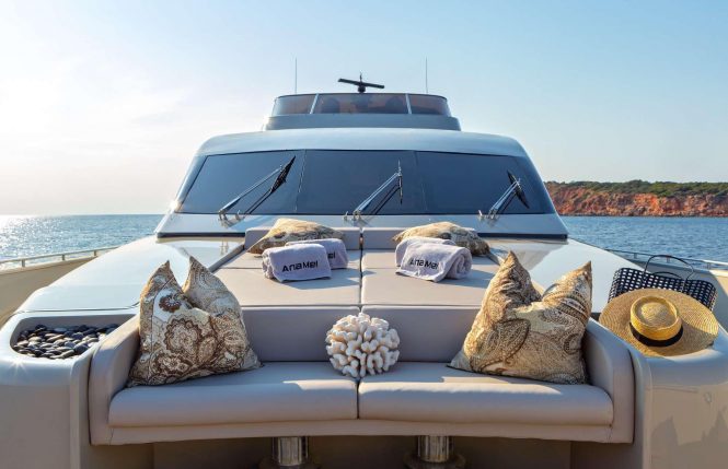 Bow seating and sunbathing area