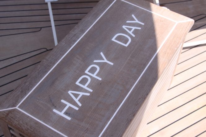 Happy Day detail