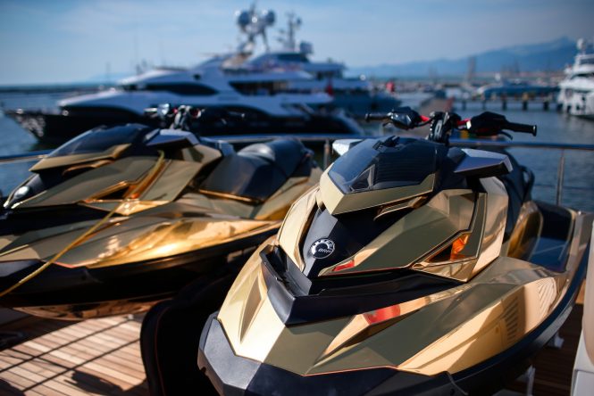 water toys wrapped in gold - Photo LuxWrap.com