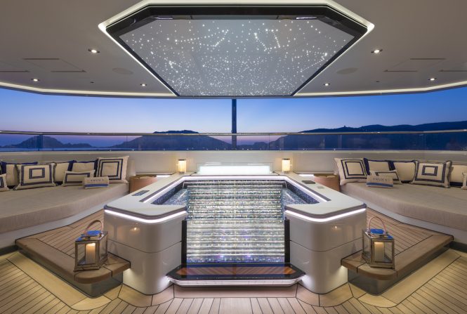 Master cabin Jacuzzi (© Imperial Yachts)