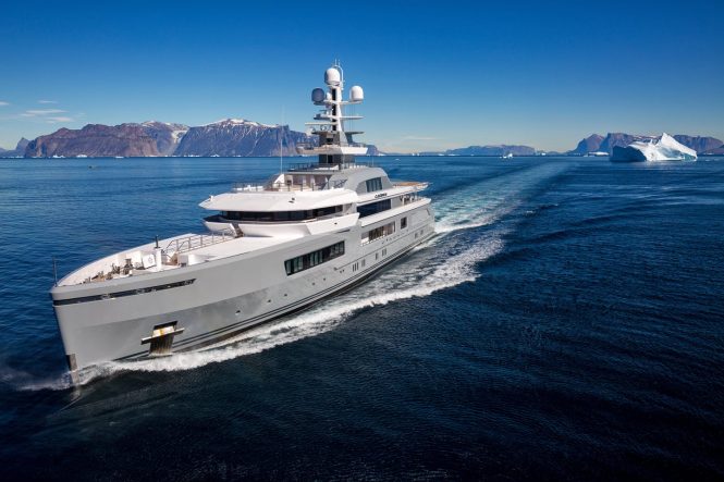 Luxury yacht CLOUDBREAK