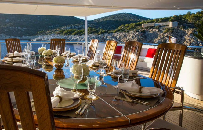 alfresco dining set up