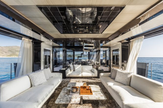 Interior areas with exceptional views and interior exterior flow