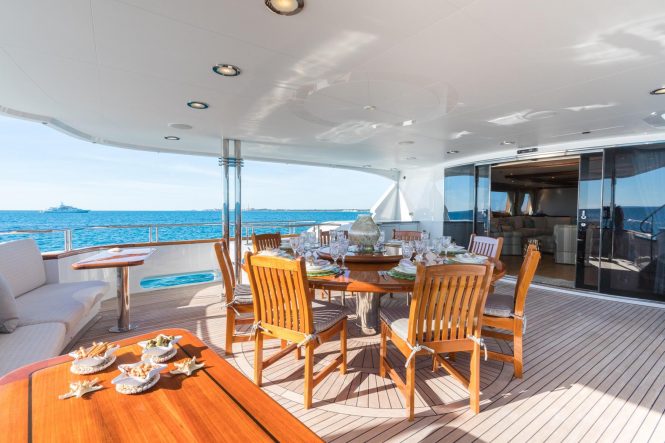Aft deck alfresco dining