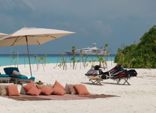 ANNA I beach set up for a relaxing afternoon