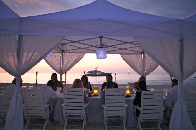 APOGEE - dining at candle light