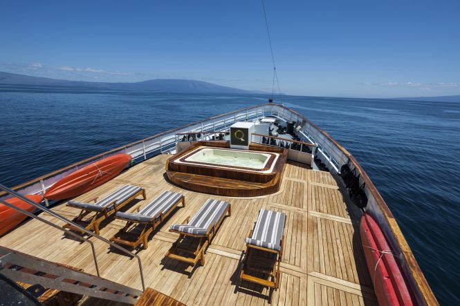 Foredeck with a sunbathing area and a Jacuzzi