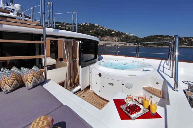 Luxury yacht HOM Jacuzzi