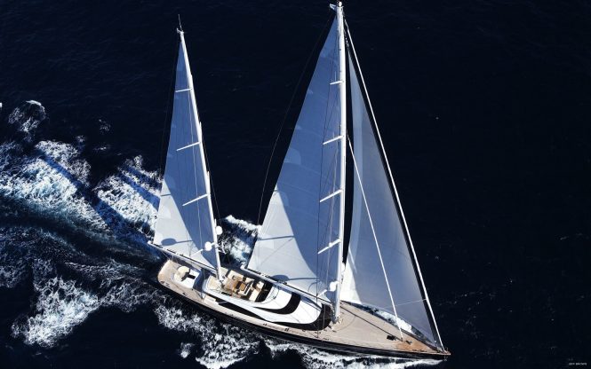 SAILING YACHT TWIZZLE