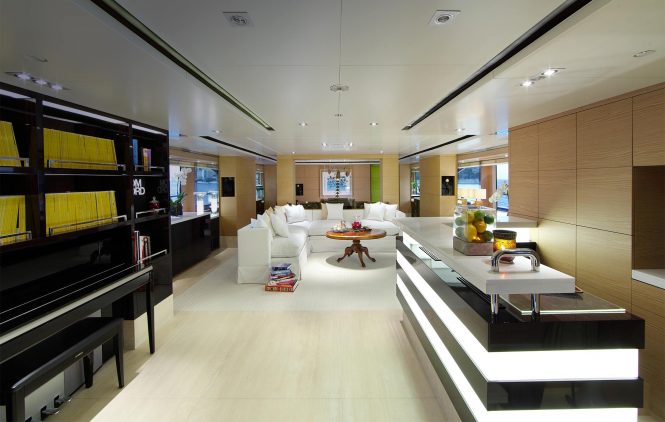 Spacious main saloon