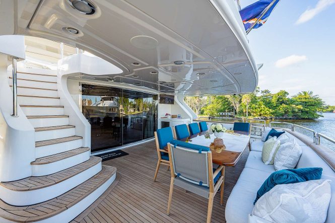 Spacious aft deck with compfy seating and alfresco dining possibility