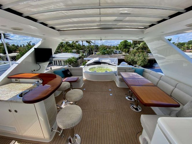 flybridge with Jacuzzi