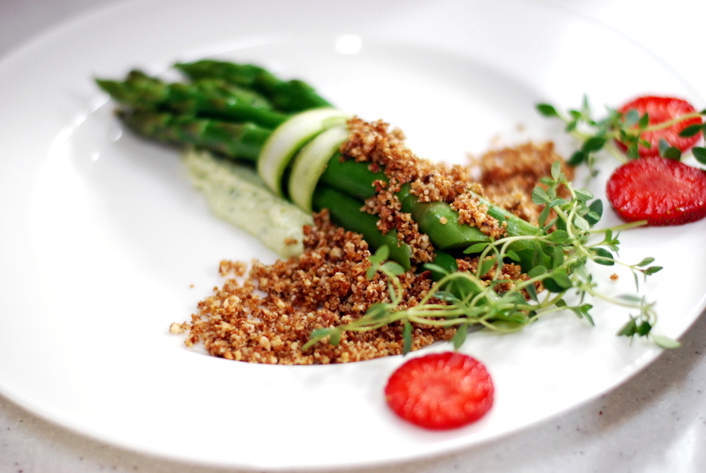 Asparagus thyme crumble strawberries lemon mayo — Yacht Charter