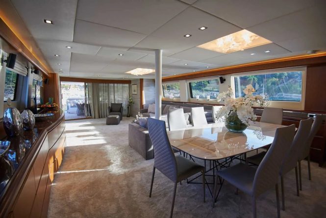 Saloon with dining area