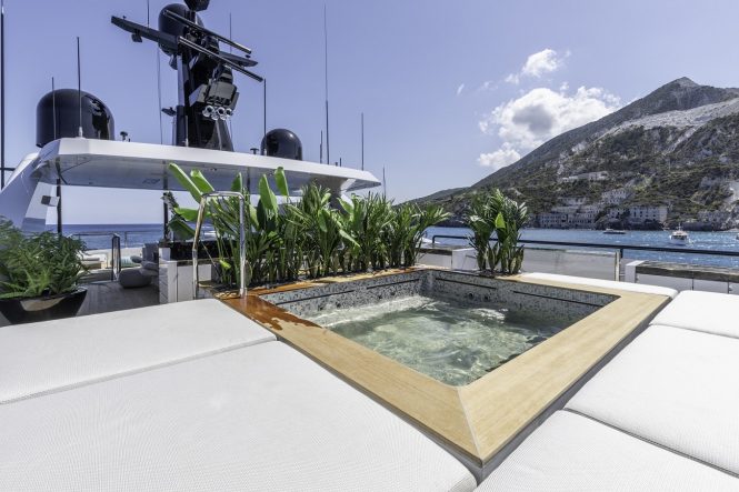 Sun deck Jacuzzi