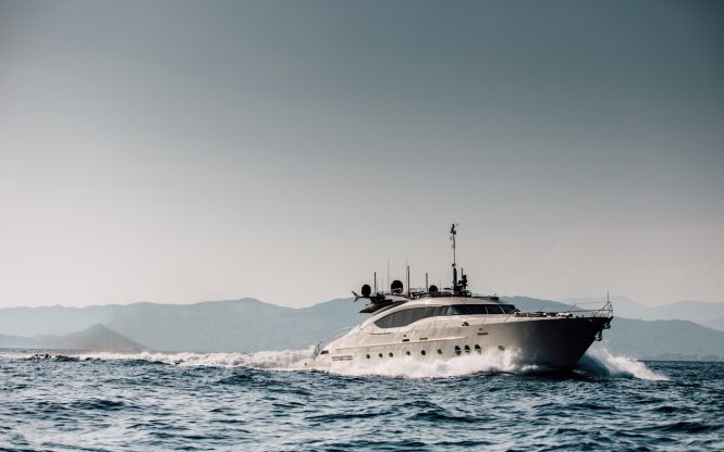 Yacht Bagheera running