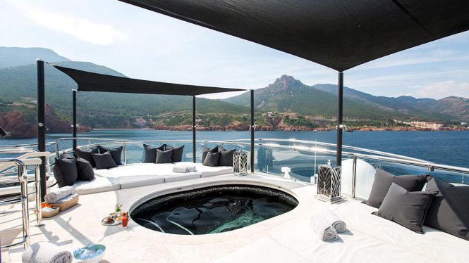 Fabulous Jacuzzi with comfortable sun pads
