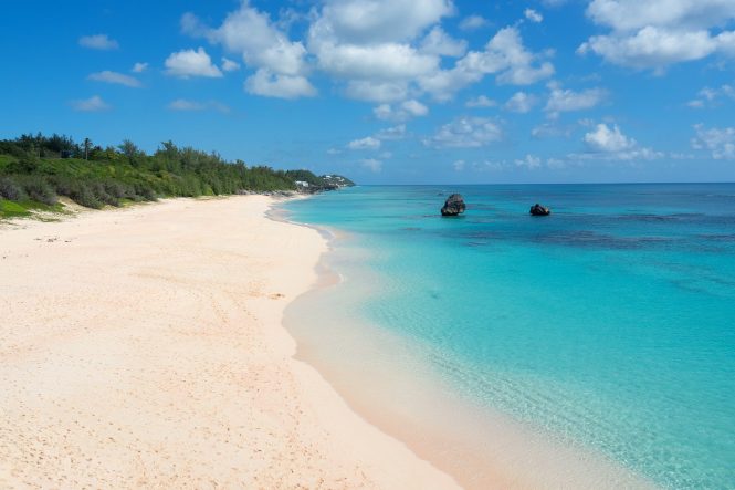 PINK SAND BEACH IN BERMUDA © Image by Larry White from Pixabay