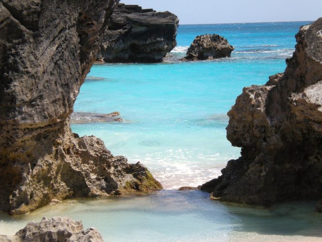Scenic rocks in Bermuda © Image by beverleewilson from Pixabay