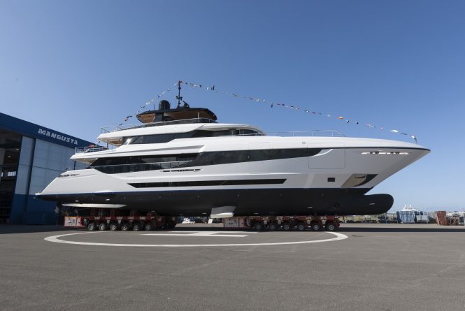 Mangusta Oceano 43 yacht COMO ready to touch water for the first time