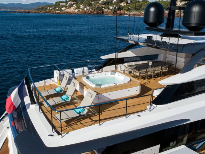 aft sundeck with jacuzzi