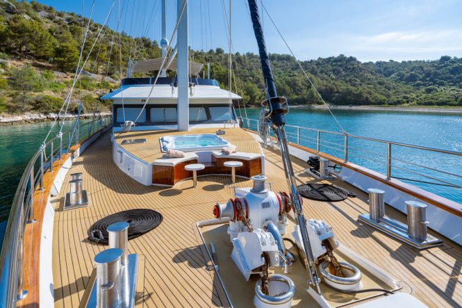foredeck with jacuzzi