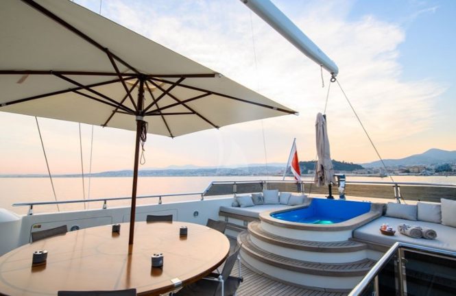 Jacuzzi and relaxation area