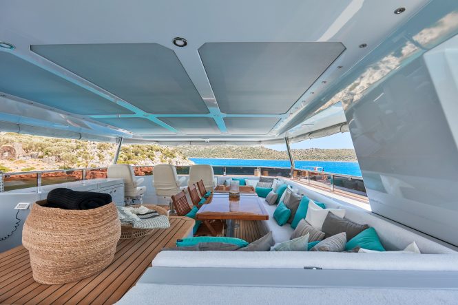 Expansive flybridge for alfresco dining
