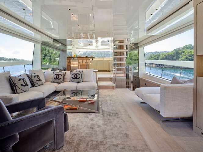 Deluxe saloon with comfortable setting