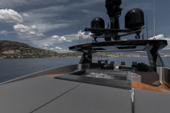 sun deck - sun pads - Photo © Blue iProd