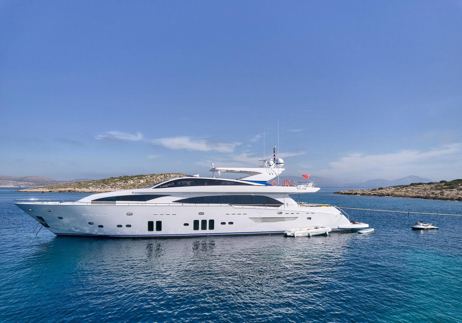 Luxury charter yacht HAKUNA MATATA