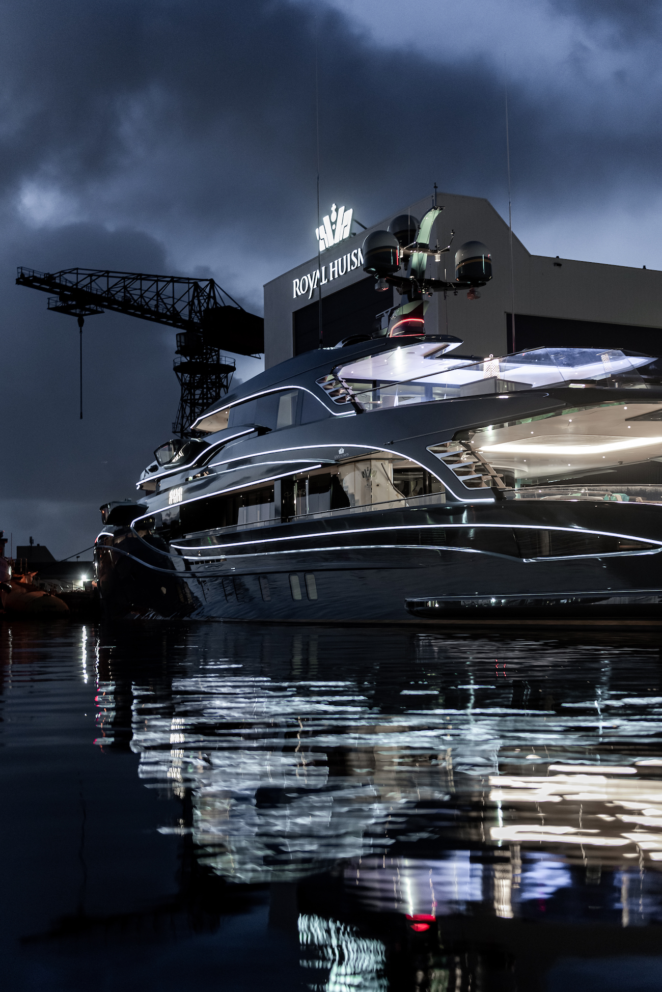 Yacht PHI lighting detail - photo by Tom van Oossanen