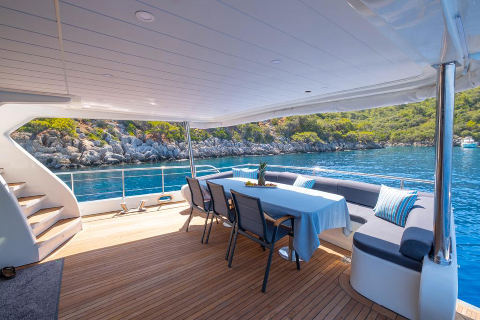 Aft deck with alfresco dining area