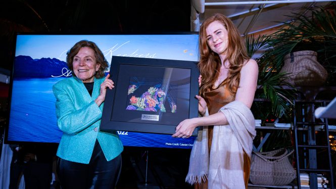Dr. Sylvia A. Earle presents award to Amber Sparks of Blue Latitudes Foundation