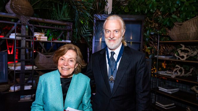 Victor Vescovo accepts award from Sylvia A. Earle