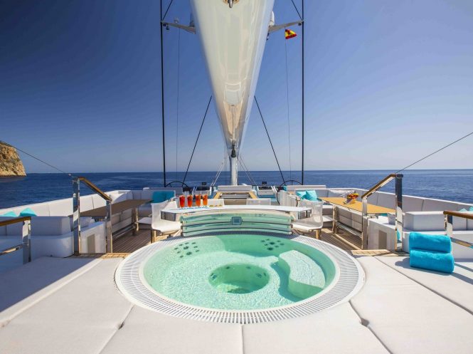 Jacuzzi on luxury sailing yacht AQUIJO