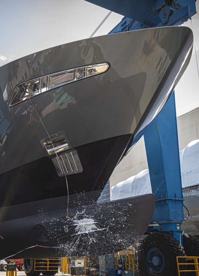 Motor yacht RUSH bow