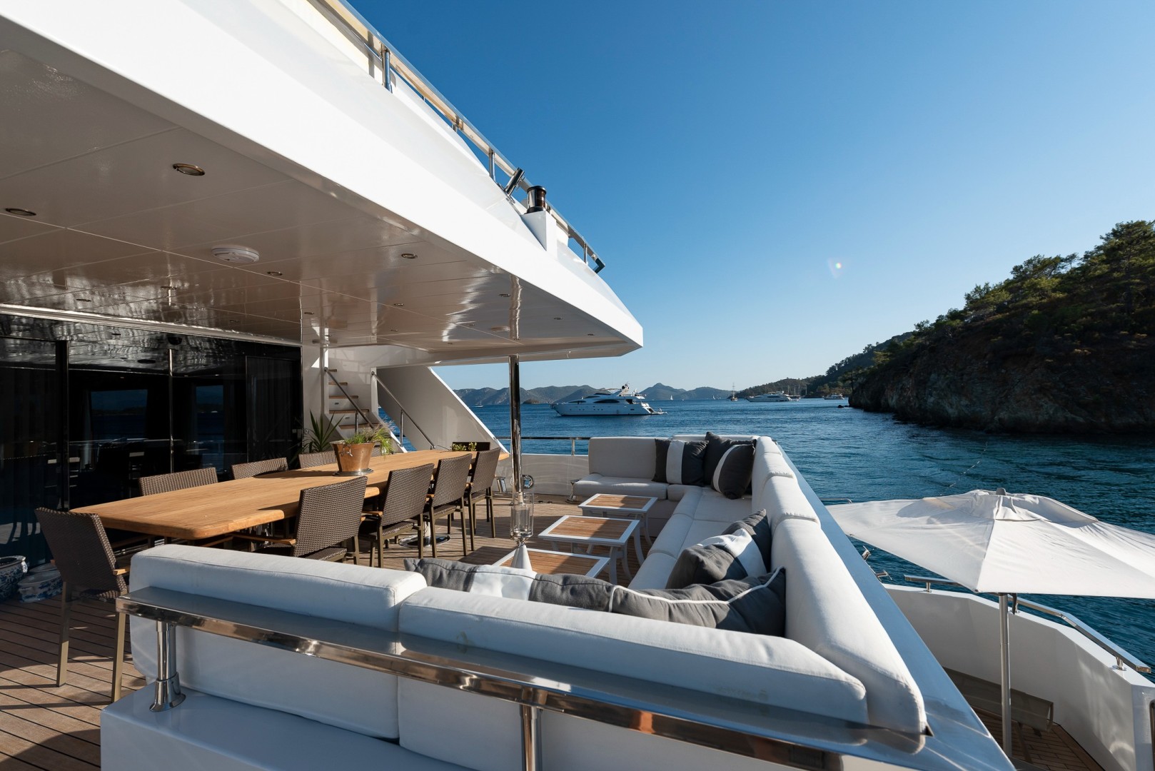 Main deck aft by day