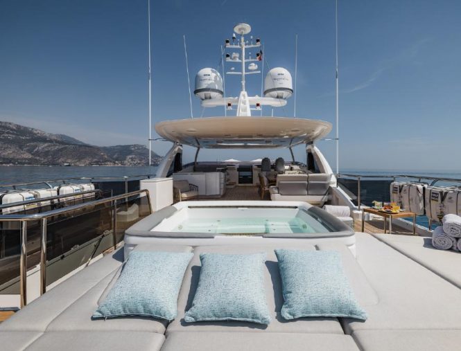 Jacuzzi with sun pads