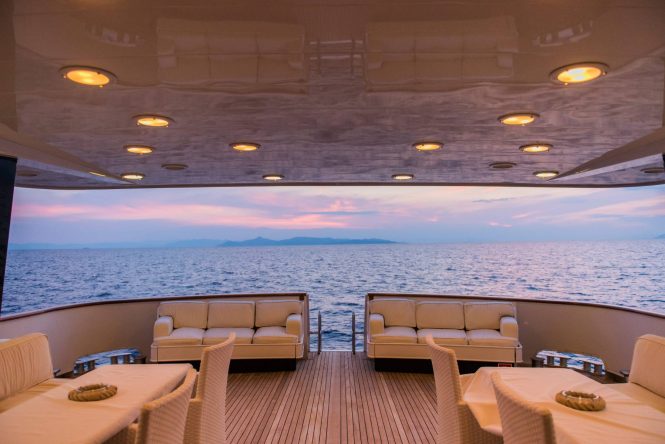 Al fresco dining on the aft deck