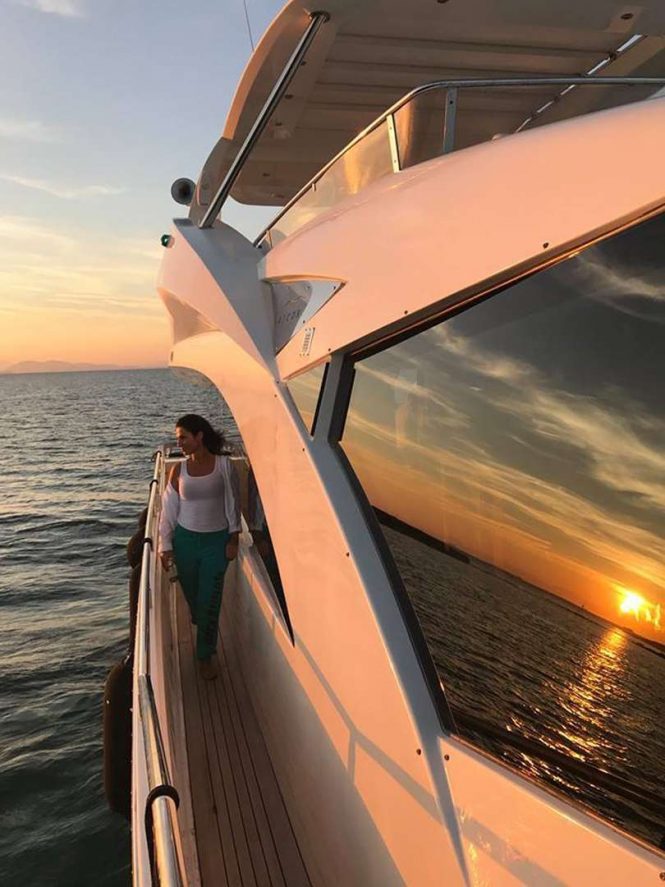 Side deck to walk around the yacht