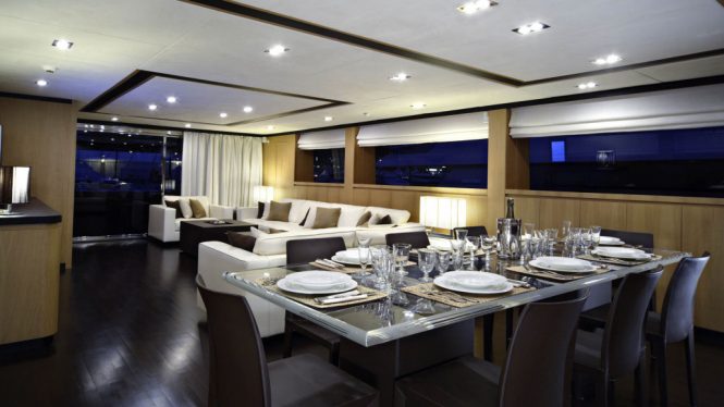 Spacious modern saloon and dining area
