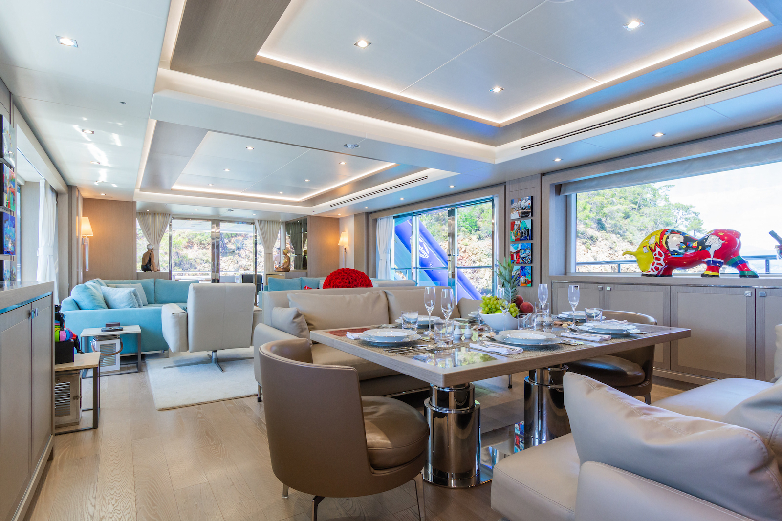 Sunny saloon with dining area