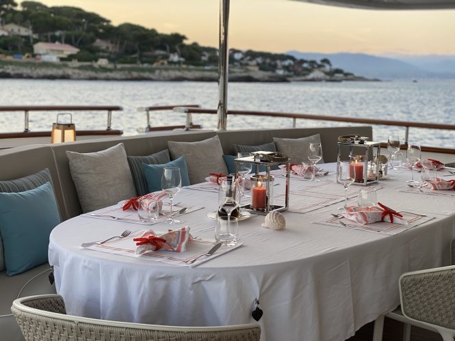 alfresco dining set up