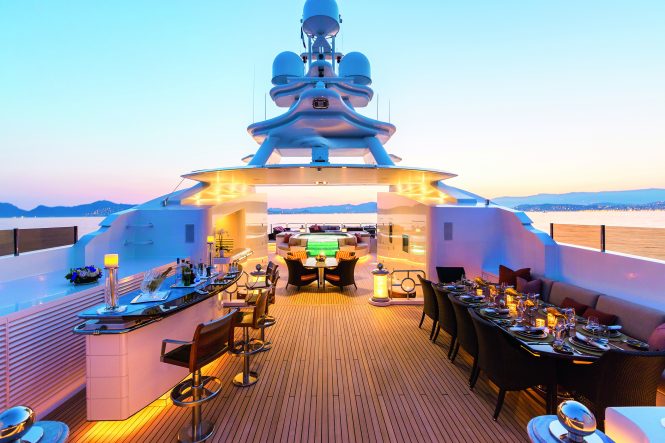 Super yacht LUCKY LADY Sun Deck